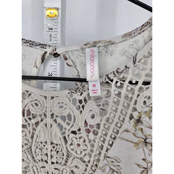Xhilaration Womens Sz M Short Flutter Sleeve Blouse Gray Pink Floral Crochet - Picture 3 of 4